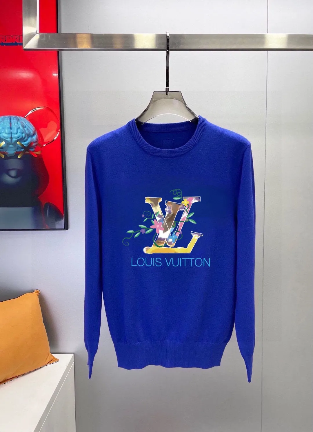 🅿️240 【Lv Louis Vuitton】Autumn and winter classic round neck pullover sweater, in full condition! ! ! Wool blended fabric, the latest model in 2025, golden ratio! ! Slim-fitting soft gold, versatile and practical item, the combination and practicality are extremely powerful, simple and elegant, and classy! To create your own style, it is highly recommended to buy it in two colors. The standard slim fit tailoring process is suitable for both young and old men. It is knitted from wool and will not cause any discomfort! While keeping warm, it is stylish, textured and wearable, and the classic logo with contrasting colors on the chest feels in place! ! Recommended for regular customers! ! Size M-3XL (maximum wear: 190 pounds)